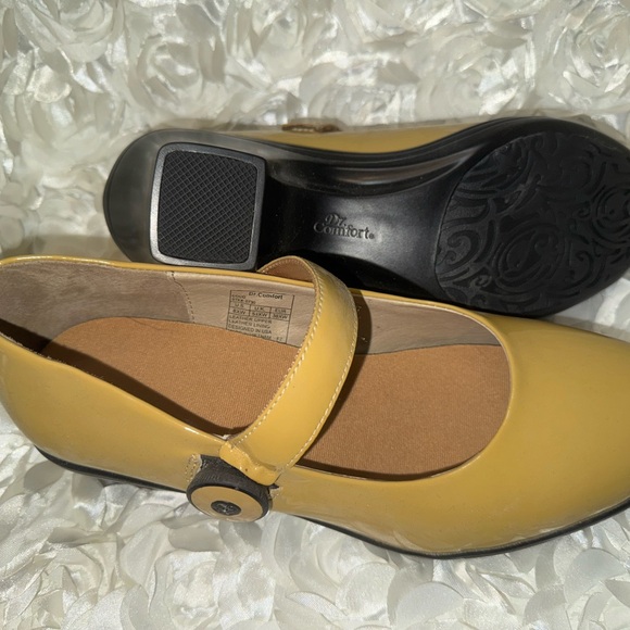 Dr. Comfort Chic Tan Heels for Every Occasion - Picture 7 of 7